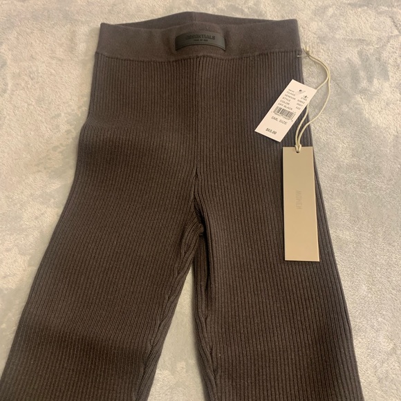 Essentials 2 piece - Picture 7 of 11